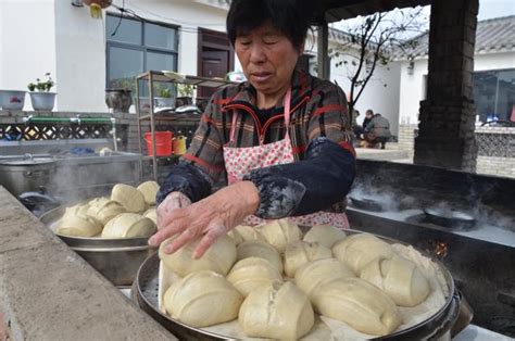 小乞丐給大媽蒸饅頭